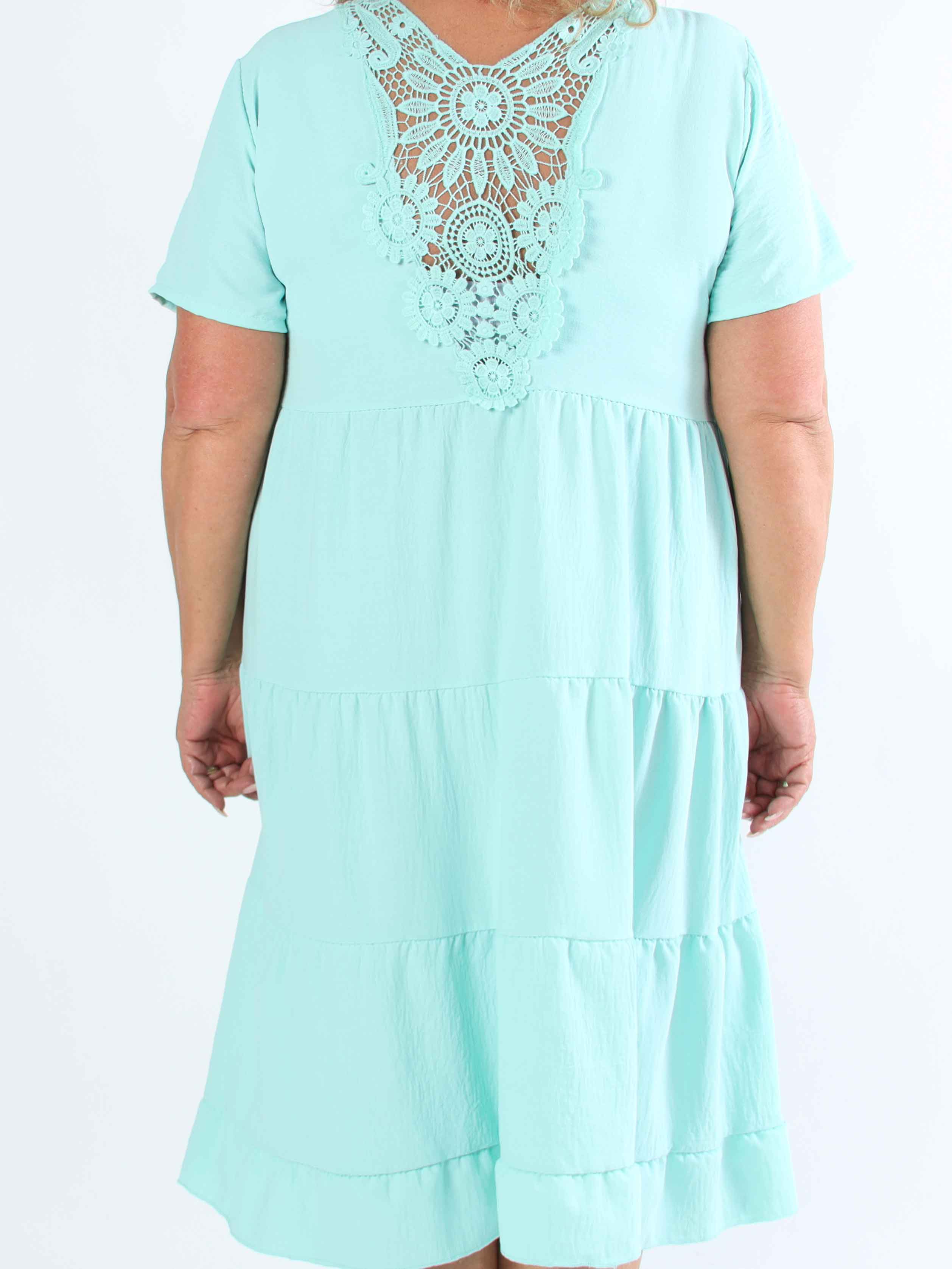 Shayna - Plus size-klänning i viskos med broderade detaljer på ryggen